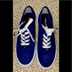 Low flat top nautical shoes. (Only shoes, no box)